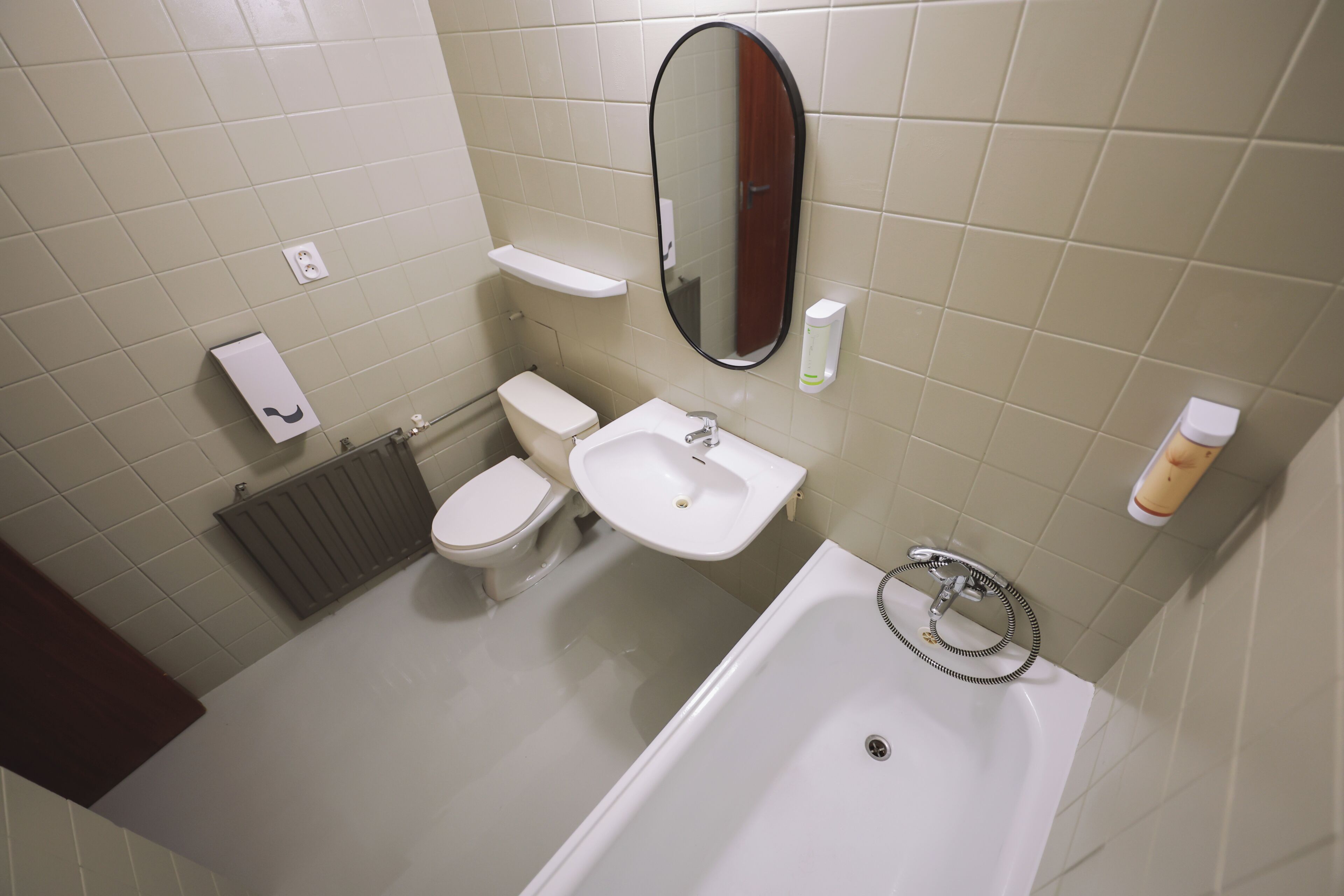 Een badkamer met toilet, wastafel en bad.