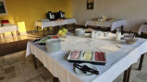 Frokostbuffé hver dag (EUR 6 per person)