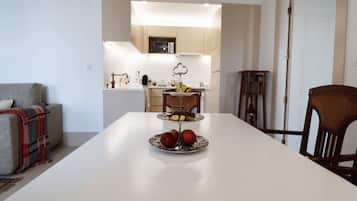 Apartamento luxo, vista para a cidade | Área de estar | TV de tela plana 20 polegadas com canais via satélite
