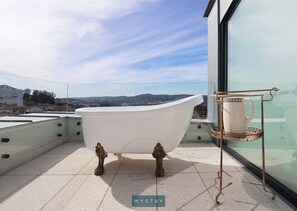 Exclusieve kamer, 1 twee- of 2 eenpersoonsbedden, balkon, uitzicht op stad | Kameruitzicht