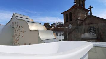 Habitación exclusiva con 1 cama matrimonial o 2 individuales, balcón, vista a la ciudad | Balcón