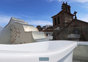 A building with a clock tower and a large window. -  Casa Matriz Séc. XVI (Penafiel)