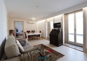 Deluxe Apartment, City View | Living area