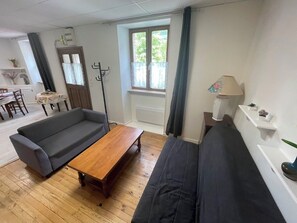 Una televisión, libros