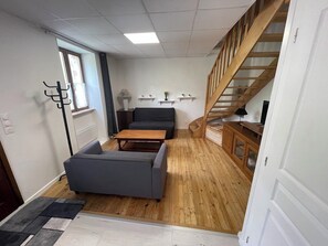 Una televisión, libros