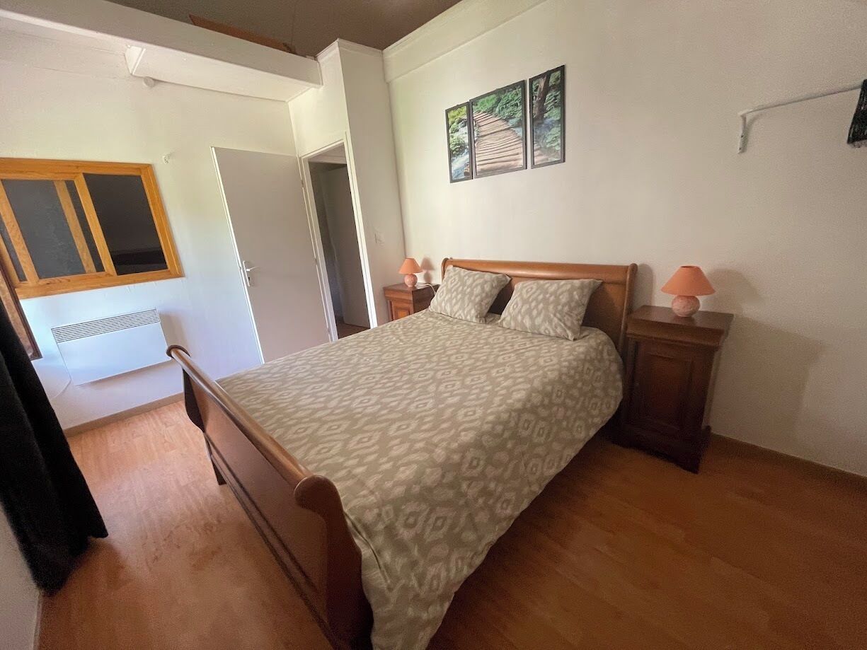 2 habitaciones, tabla de planchar con plancha, cuna de viaje y wifi 