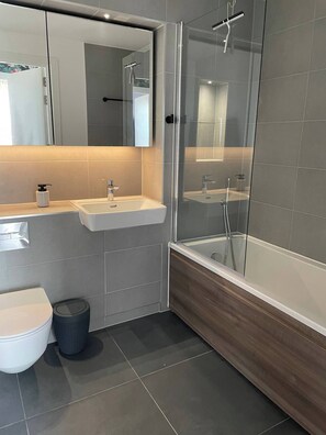 Appartement | Salle de bain | Ensemble baignoire-douche, baignoire profonde, séchoir à cheveux
