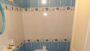 Ein Badezimmer mit Waschbecken, Toilette und Duschbereich.