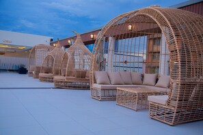 2 restaurantes; se sirve desayuno, almuerzo y cena; cocina halal