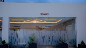 2 restaurants; breakfast, lunch, dinner and brunch served  - Cloud9 Hotel (Lubumbashi)