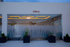 2 restaurants, breakfast, lunch, dinner served; Halal dishes 