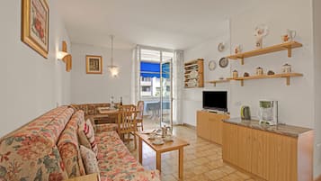 Apartamento standard, 1 quarto, sacada (Garden & Surf By Rossana - Pool and) | Área de estar | TV de tela plana