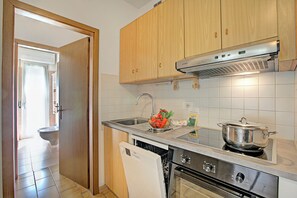 Een koelkast, een oven, een kookplaat, een vaatwasser