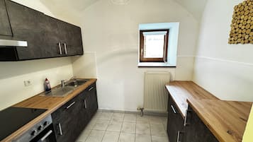 Fridge, oven, stovetop, coffee/tea maker