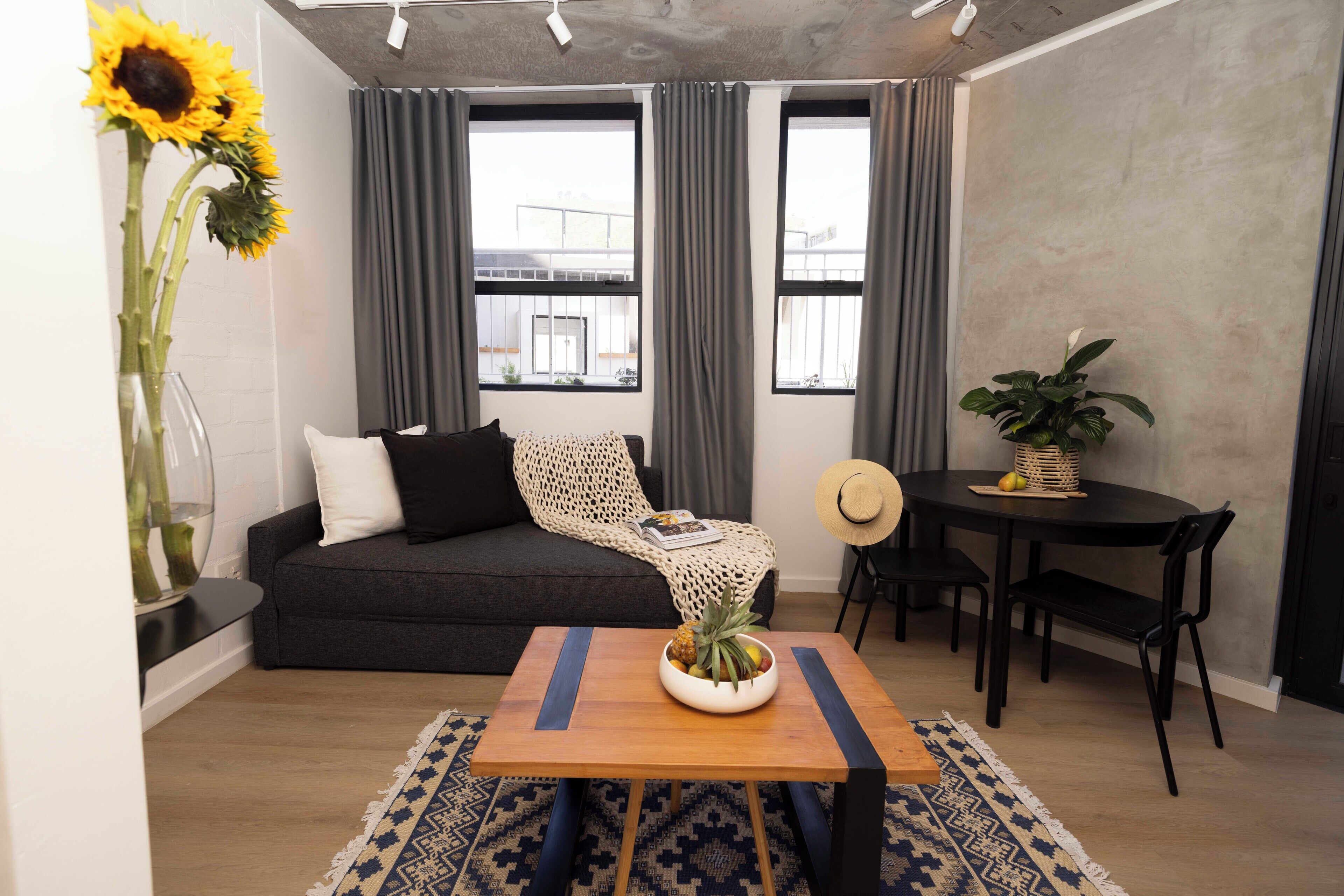 Comfort appartement, balkon | Woonruimte | Een 42-inch plasmatelevisie met digitale zenders