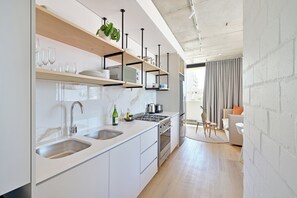 Departamento Confort, balcón | Cocina privada | Refrigerador, microondas, horno y parrilla de estufa 