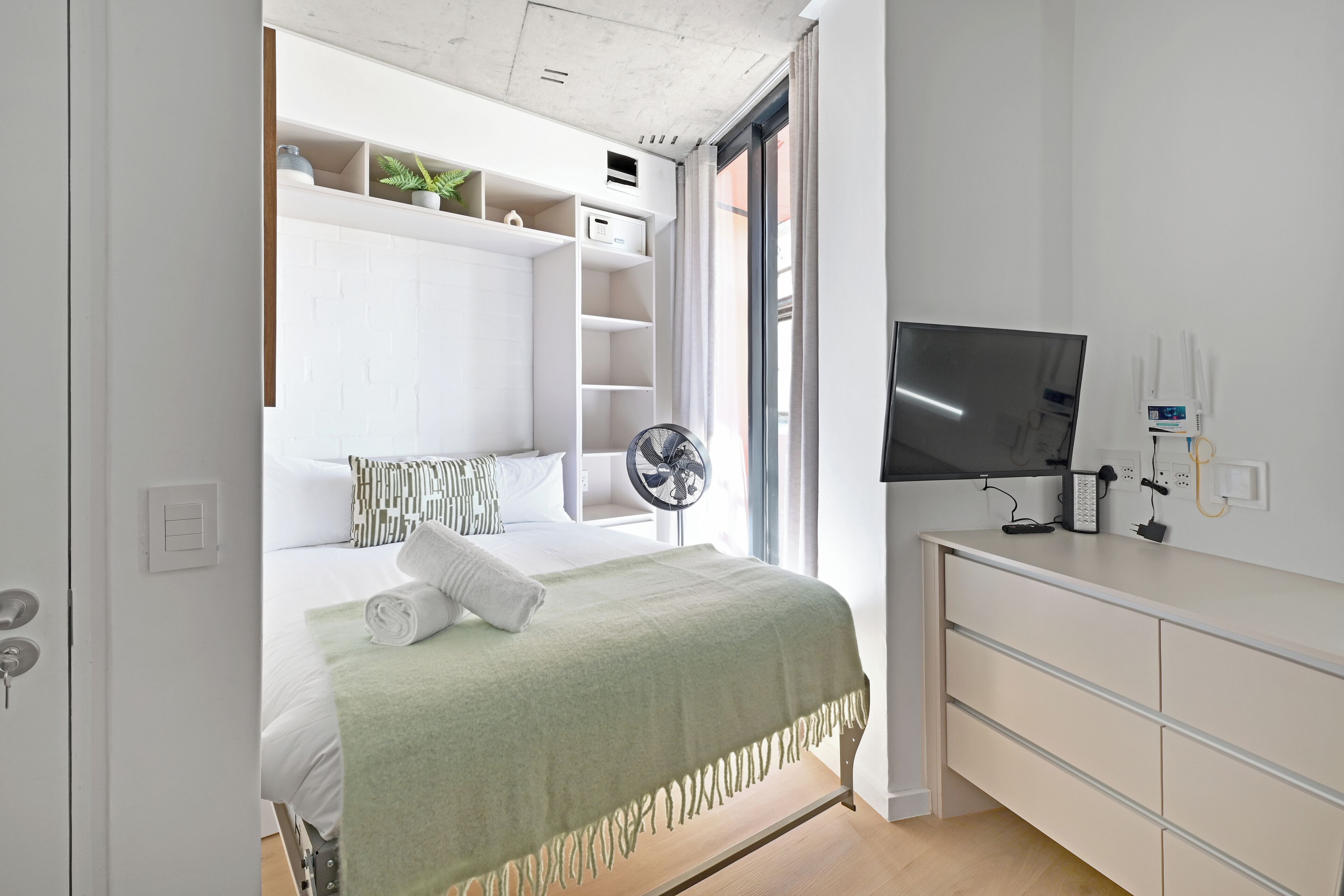 Studio – junior, balkong | Individuelt dekorert, individuelt innredet og blendingsgardiner