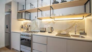 Superior studio, balkon | Privékeuken | Een koelkast, een microgolfoven, een oven, een kookplaat