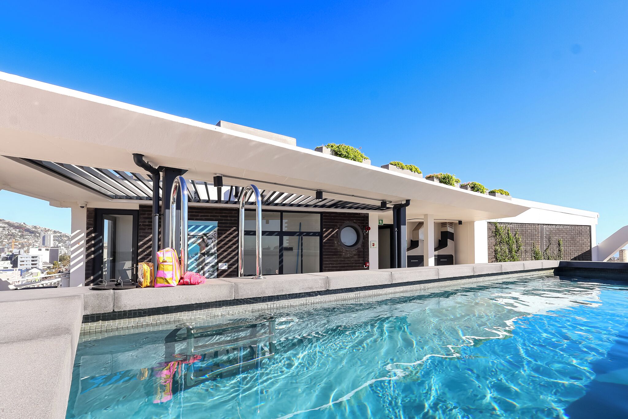 Hồ bơi ngoài trời, mở cửa từ 8:00 đến 20:00, ghế dài tắm nắng 