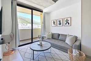 Căn hộ Cao cấp, ban công | Khu phòng khách | TV plasma 42-inch có truyền hình kỹ thuật số 