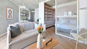 Een moderne woonkamer met een bank, een salontafel en een boekenkast.
