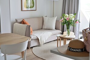 One Bedroom  | Living area - EIGHTY2 ON M - Fluent Serviced Apartments (Cape Town)