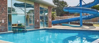 3 Bedroom Caravan - Sleeps 8 - Parking, Wifi, Pool