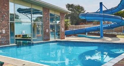 3 Bedroom Caravan - Sleeps 8 - Parking, Wifi, Pool