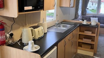 Mökki | Yksityinen keittiö | Jääkaappi, mikroaaltouuni, uuni, liesi