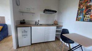 ثلاجة، ميكروويف، موقد طهي مسطح، ماكينة لصنع القهوة/الشاي