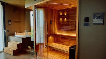 Studio Suite Deluks, pemandangan bukit | Minibar, brankas, tirai kedap cahaya, dan kedap suara