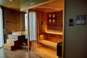 Studiosuite – deluxe, utsikt mot høyde | Minibar, safe på rommet, blendingsgardiner og lydisolert