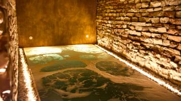 Salas de tratamiento para parejas, sauna y tina de hidromasaje