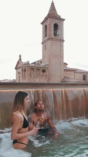 2 Innenpools, 2 Außenpools, Liegestühle