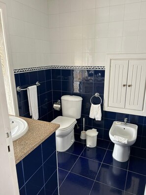 Een bidet, handdoeken, zeep, shampoo