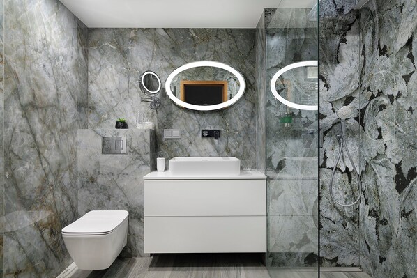 Shower, rainfall showerhead, hair dryer, towels - EASY RENT Apartments - BLUE PLACE (Lublin)