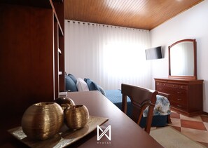 Habitación doble | Tabla de planchar con plancha, wifi gratis, ropa de cama