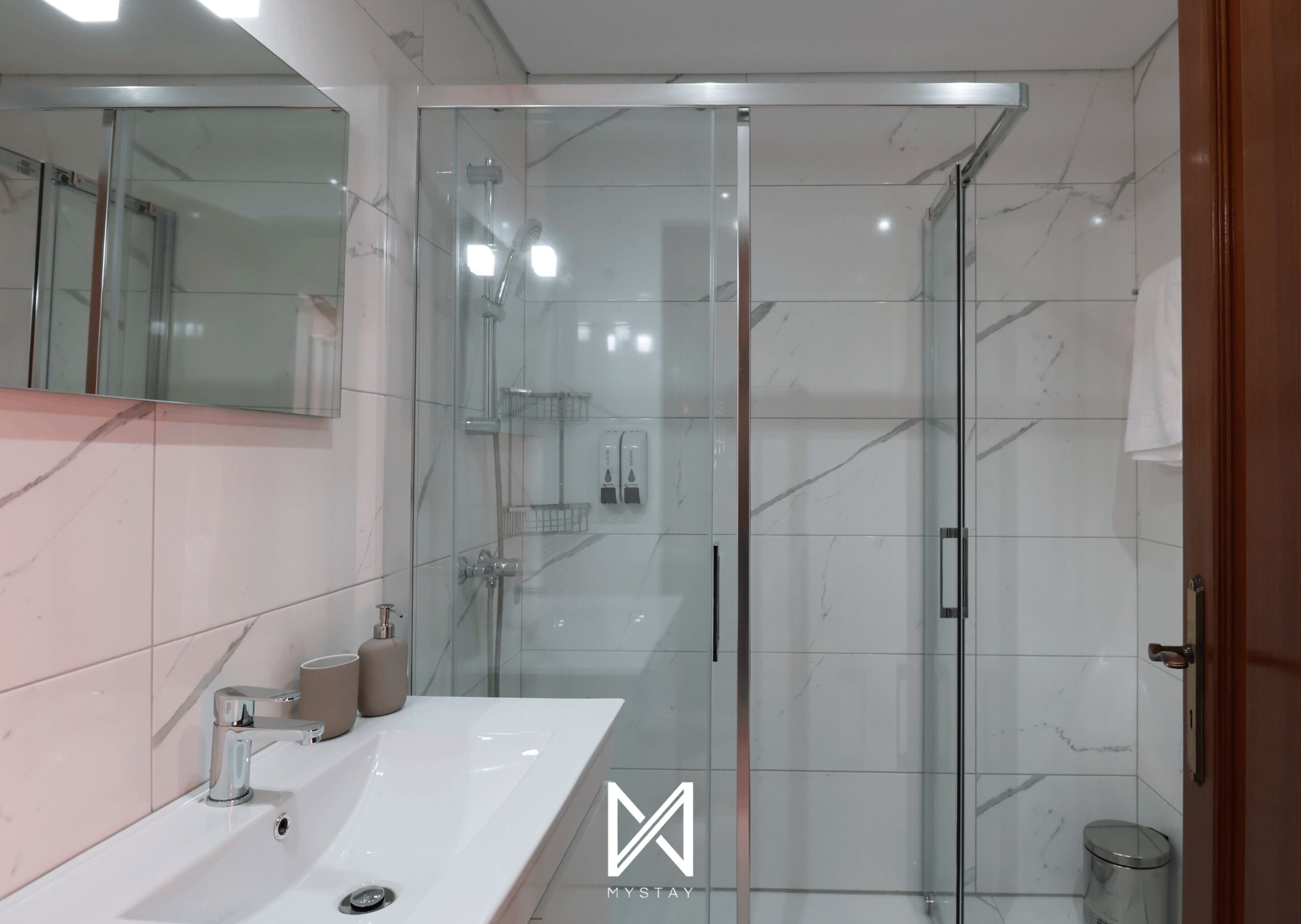 Habitación doble | Baño | Ducha, secador de pelo, toallas y jabón