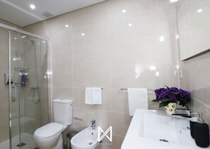 Exclusive Apartment | Bathroom | Shower, hair dryer, towels, soap - Oliveira Douro House (Peso da Régua)