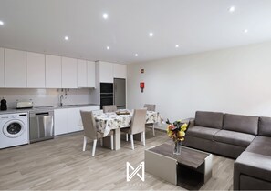 Superior-Apartment | Wohnbereich | 40-Zoll-Flachbildfernseher mit Satellitenempfang