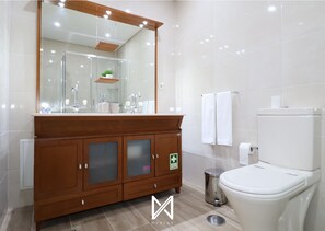 Superior-Apartment | Badezimmer | Dusche, Haartrockner, Handtücher, Seife