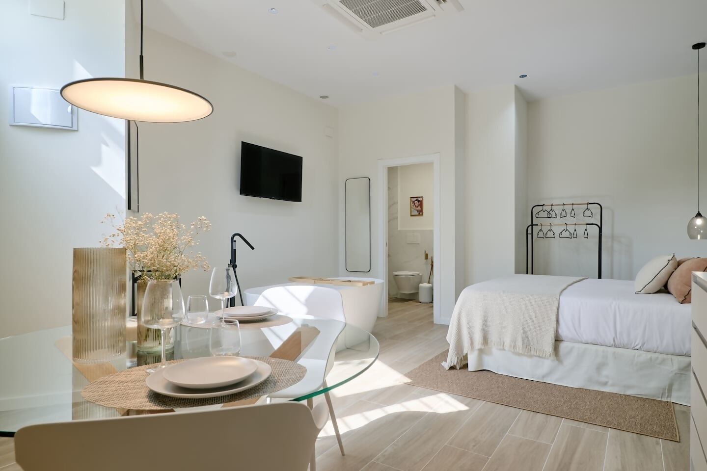 1 quarto, ferros/tábuas de passar roupa, berço de viagem