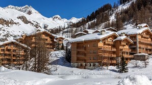 Unclassified image, 3 of 21, button - Luxurious Chalet-Style Apartment, South-Facing Terrace, Ski-In/Ski-Out, Val-d'Isère (Val-d'Isère)