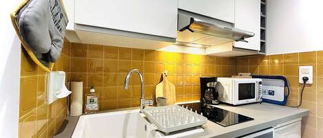 Fridge, microwave, stovetop, coffee/tea maker