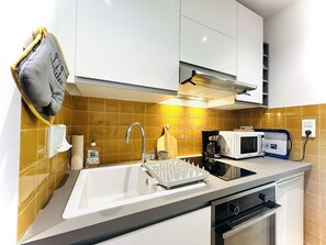 Refrigerador, microondas, parrilla de estufa y cafetera y tetera 