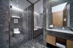 Deep soaking tub, rainfall showerhead, hair dryer, bathrobes - Citadines Dd Port Dalian (Dalian)