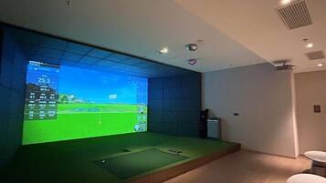 Indoor golf driving range