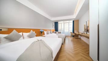 Familie suite, meerdere bedden | Donzen dekbedden, een kluis op de kamer, individueel gemeubileerd