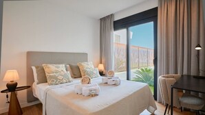 A hotel room with a bed, bedside lamps, a desk, and a chair. - Campana Bay Villa (Finestrat)