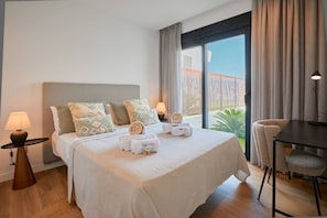 A hotel room with a bed, bedside lamps, a desk, and a chair. - Campana Bay Villa (Finestrat)
